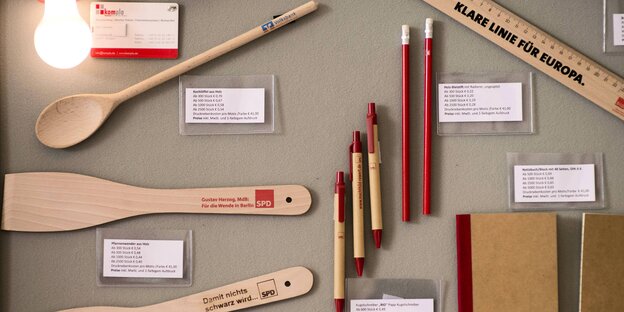 Wahlwerbegeschenke wie ein Pfannenwender mit der Aufschrift "Für die Wende in Berlin" Wahlwerbegeschenke wie ein Pfannenwender mit der Aufschrift "Für die Wende in Berlin"