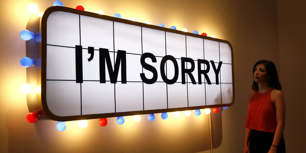 Auf einem leuchtenden Bildschirm steht groß "I'm sorry" geschrieben Auf einem leuchtenden Bildschirm steht groß "I'm sorry" geschrieben