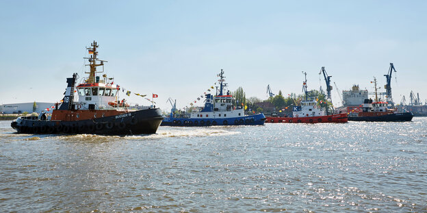 Geschmückte Schiffe im Hafen Geschmückte Schiffe im Hafen