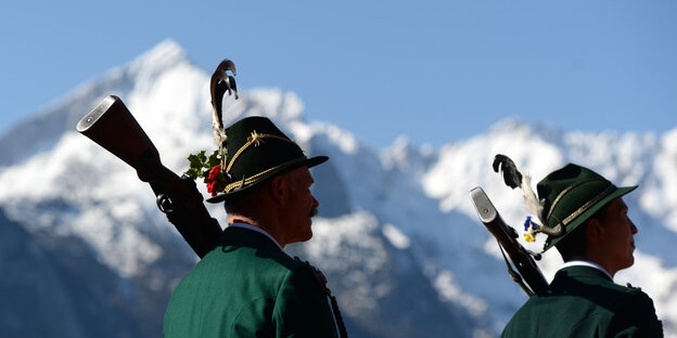 Zwei Schützen in Tracht vor Alpenkulisse Zwei Schützen in Tracht vor Alpenkulisse