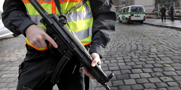 Bewaffneter Polizist auf der Straße