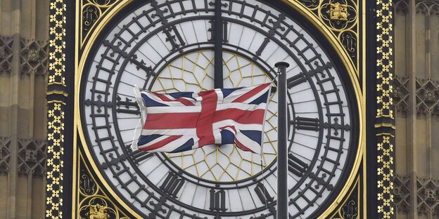 Ein Union Jack verdeckt das Ziffernblatt einer Uhr am Glockenturm des Big Ben Ein Union Jack verdeckt das Ziffernblatt einer Uhr am Glockenturm des Big Ben