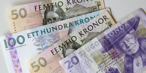 Schwedische Geldscheine liegen auf einem Tisch Schwedische Geldscheine liegen auf einem Tisch