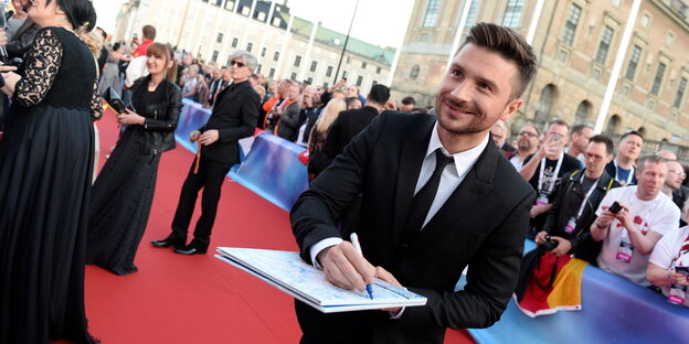 Der russische ESC-Kandidat Sergej Lazarev gibt ein Autogramm auf dem roten Teppich in Stockholm Der russische ESC-Kandidat Sergej Lazarev gibt ein Autogramm auf dem roten Teppich in Stockholm
