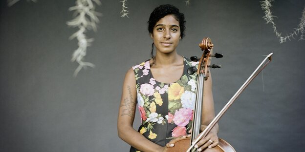 Leyla McCalla mit dem Cello Leyla McCalla mit dem Cello