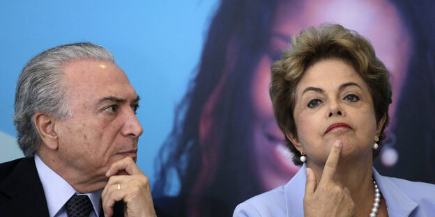 Michel Temer und Dilma Rousseff sitzen nebeneinander. Er schaut sie an, sie legt den Finger ans Kinn Michel Temer und Dilma Rousseff sitzen nebeneinander. Er schaut sie an, sie legt den Finger ans Kinn