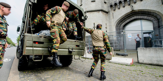 Soldaten steigen vor dem Gefängnis Saint Gilles in Brüssel aus
