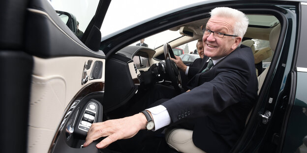 Ministerpräsident Winfried Kretschmann in seinem Dienstwagen