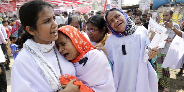 Angehörige weinen um die Opfer des eingestürzten Rana Plaza Angehörige weinen um die Opfer des eingestürzten Rana Plaza