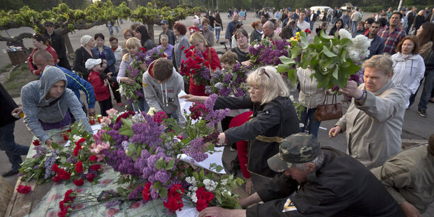 Dutzende Menschen legen Blumen ab Dutzende Menschen legen Blumen ab