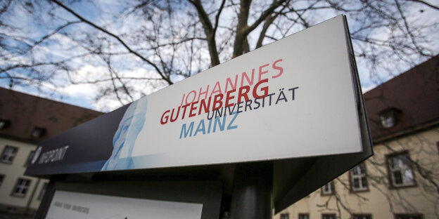 Ein Schild vor der Uni Mainz Ein Schild vor der Uni Mainz