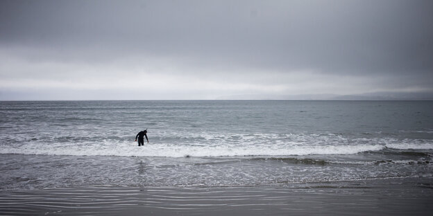 Ein Taucher am Strand Ein Taucher am Strand