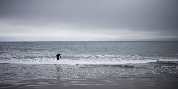 Ein Taucher am Strand