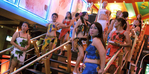 Frauen vor einen Nachtclub in Pattaya Frauen vor einen Nachtclub in Pattaya