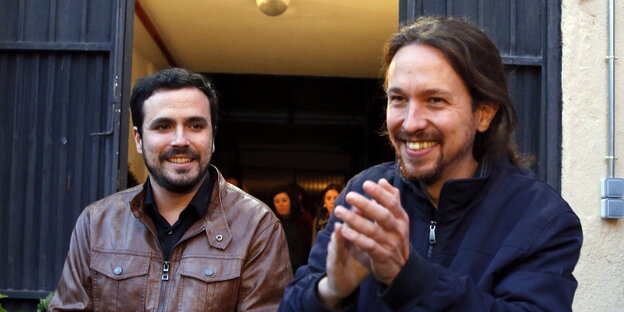 Der Chef von Podemos Pablo Iglesias (r.) und IU-Chef Alberto Garzón Der Chef von Podemos Pablo Iglesias (r.) und IU-Chef Alberto Garzón