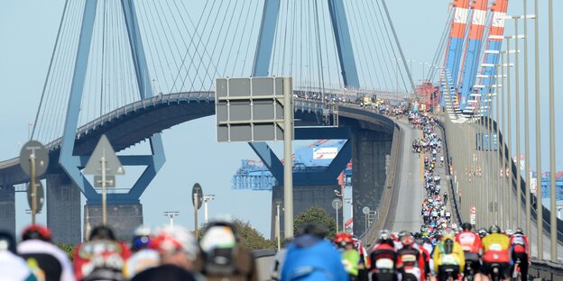 Radrennfahrer fahren die Hamburger Köhlbrandbrücke hinauf. Radrennfahrer fahren die Hamburger Köhlbrandbrücke hinauf.