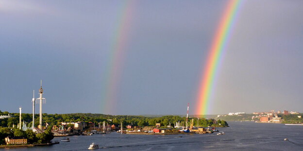 Ein doppelter Regenbogen über dem Hafen von Stockholm Ein doppelter Regenbogen über dem Hafen von Stockholm