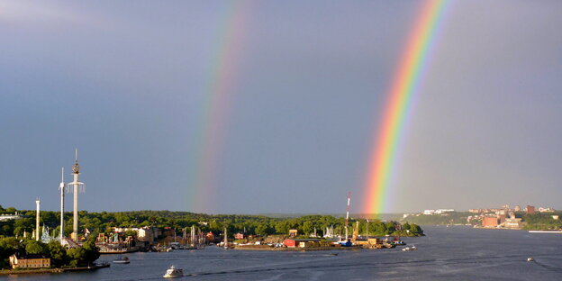 Ein doppelter Regenbogen über dem Hafen von Stockholm