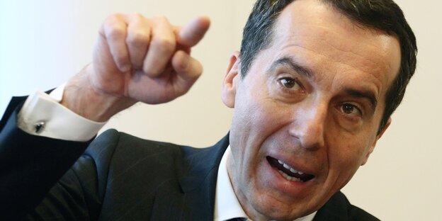 Ein Mann zeigt mit seinem Finger nach vorne. Es ist Christian Kern Ein Mann zeigt mit seinem Finger nach vorne. Es ist Christian Kern