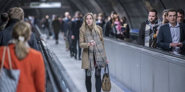 Rush Hour in der Londoner Ubahn, Menschen halten ihre Smartphones in der Hand Rush Hour in der Londoner Ubahn, Menschen halten ihre Smartphones in der Hand