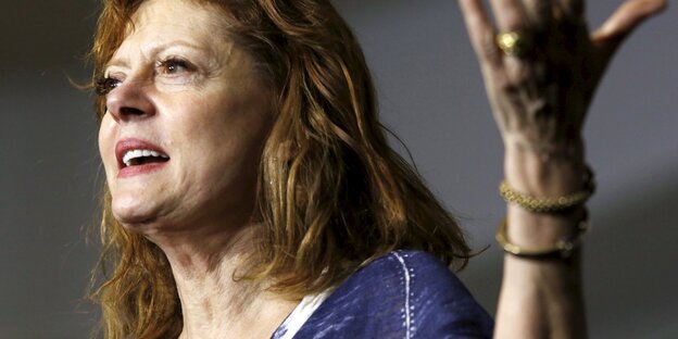 Eine Frau gestikuliert. Es ist Susan Sarandon Eine Frau gestikuliert. Es ist Susan Sarandon