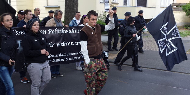 Rechte laufen mit Flaggen Rechte laufen mit Flaggen