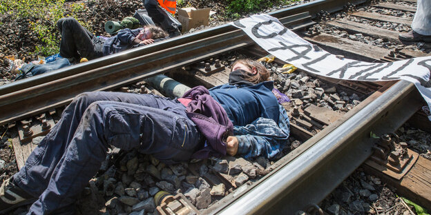 An Bahngleise angekettete Menschen An Bahngleise angekettete Menschen