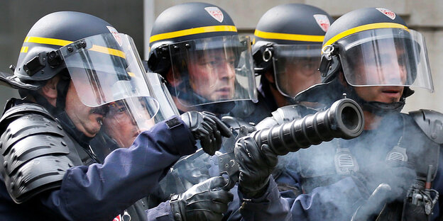 Polizisten in Schutzuniformen Polizisten in Schutzuniformen