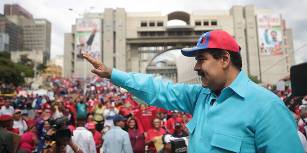 Ein Mann winkt einer Menschenmenge zu, es ist Präsident Nicolás Maduro Ein Mann winkt einer Menschenmenge zu, es ist Präsident Nicolás Maduro