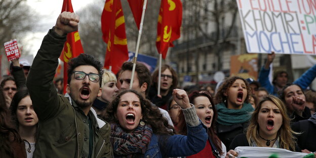 Viele Demonstranten, sie halten Banner und Fahnen Viele Demonstranten, sie halten Banner und Fahnen