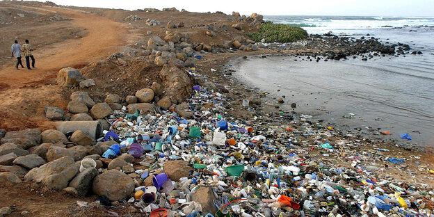 Plastikmüll an einem senegalesischen Strand Plastikmüll an einem senegalesischen Strand
