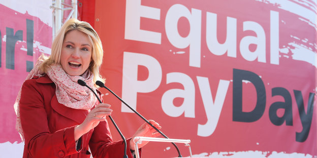 Manuela Schwesig spricht vor einem Plakat des „Equal Pay Day“ Manuela Schwesig spricht vor einem Plakat des „Equal Pay Day“