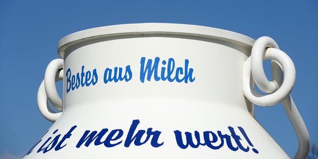 Eine überdimensionale Milchkanne mit der Aufschrift "Bestes aus Milch" Eine überdimensionale Milchkanne mit der Aufschrift "Bestes aus Milch"