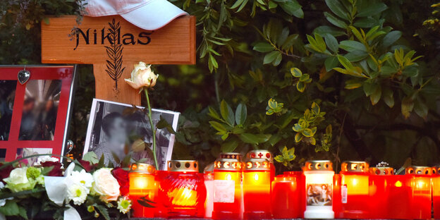 Ein Holzkreuz mit der Aufschrift "Niklas" und brennende Kerzen stehen am Gedenkort Ein Holzkreuz mit der Aufschrift "Niklas" und brennende Kerzen stehen am Gedenkort