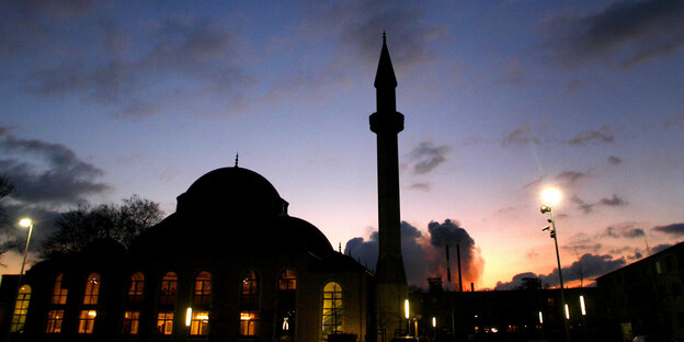 Ein Minarett in Duisburg-Marxloh vor der untergehenden Sonne. Ein Minarett in Duisburg-Marxloh vor der untergehenden Sonne.
