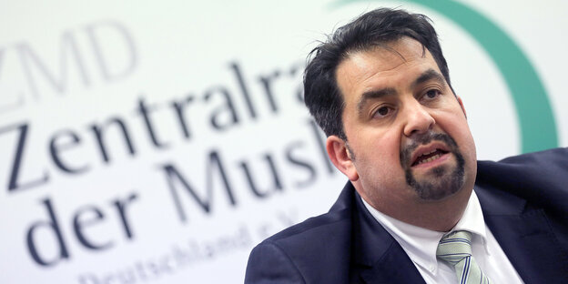 Aiman Mazyek sitzt auf einer Pressekonferenz Aiman Mazyek sitzt auf einer Pressekonferenz