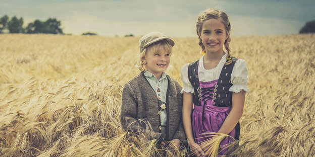 Ein Junge und ein Mädchen in einem Kornfeld Ein Junge und ein Mädchen in einem Kornfeld