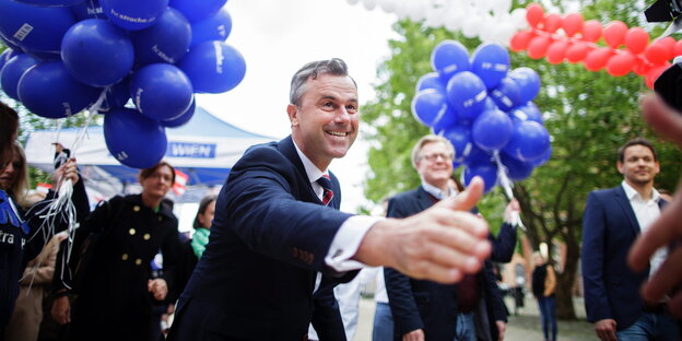 Norbert Hofer streckt einem seiner Untersützer die Hand zum Handschlag entgegen. Norbert Hofer streckt einem seiner Untersützer die Hand zum Handschlag entgegen.