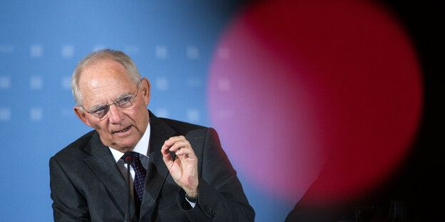 Wolfgang Schäuble macht eine Geste mit der rechten Hand Wolfgang Schäuble macht eine Geste mit der rechten Hand