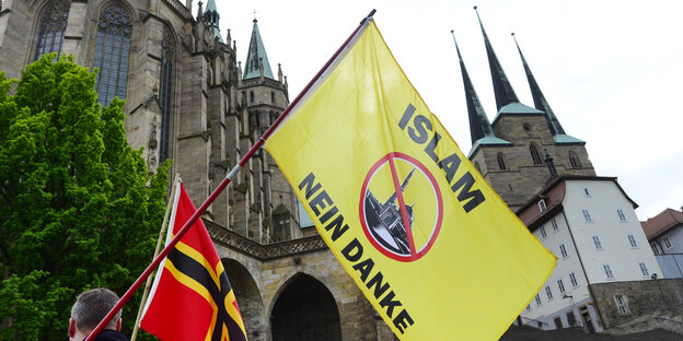 Rechtsextreme Fahnen vor einer Kirche Rechtsextreme Fahnen vor einer Kirche