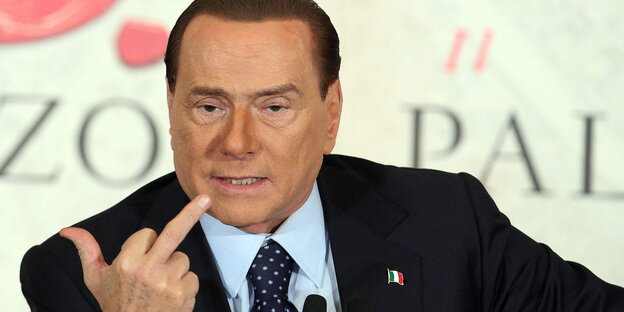 Silvio Berlusconi zeigt den Stinkefinger Silvio Berlusconi zeigt den Stinkefinger