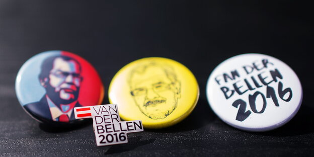 Drei Werbebuttons für Alexander van der Bellen