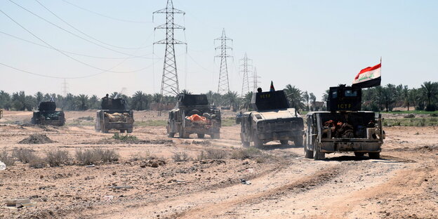 Militärfahrzeuge fahren in einer Kolonne Militärfahrzeuge fahren in einer Kolonne