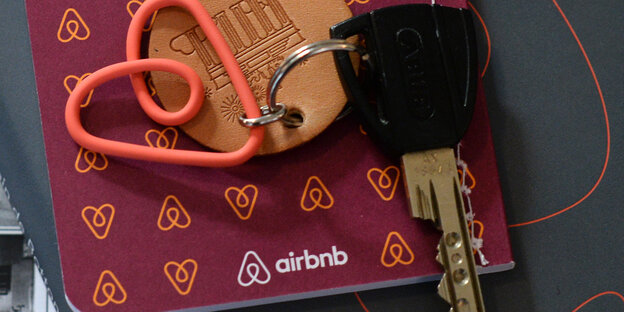 Wohnungsschlüssel mit Airbnb-Anhänger Wohnungsschlüssel mit Airbnb-Anhänger