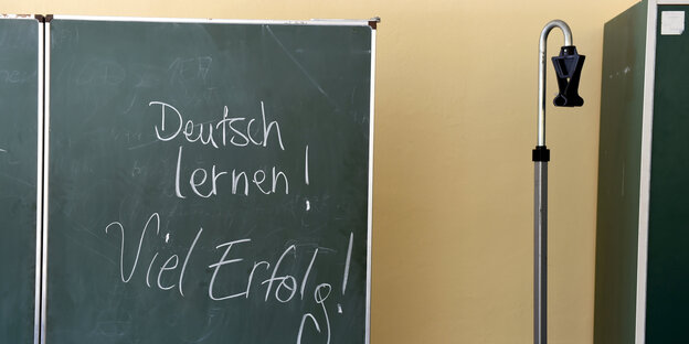 auf einer Schultafel steht mit Kreide geschrieben: „Deutsch lernen! Viel Erfolg“ auf einer Schultafel steht mit Kreide geschrieben: „Deutsch lernen! Viel Erfolg“