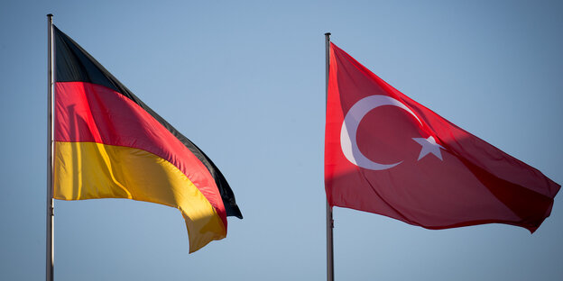 Eine deutsche und eine türkische Fahne hängen nebeneinander Eine deutsche und eine türkische Fahne hängen nebeneinander