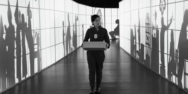 Die Schauspielerin Megumi Kagurazaka trägt ein Paket aus Die Schauspielerin Megumi Kagurazaka trägt ein Paket aus