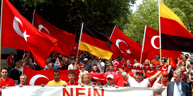 Mit türkischen Fahnen demonstrieren 2005 Vertreter der türkischen Gemeinde gegen eine Armenien-Resolution des Bundestages. Mit türkischen Fahnen demonstrieren 2005 Vertreter der türkischen Gemeinde gegen eine Armenien-Resolution des Bundestages.