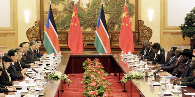 Chinesische Ölarbeiter feiern voller Enthusiasmus eine Pipeline. Chinesische Ölarbeiter feiern voller Enthusiasmus eine Pipeline.