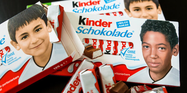 Mehrere Packungen Kinderschokolade. Darauf sind die Kinderbilder der deutschen Spieler Gündoğan und Boateng zu sehen Mehrere Packungen Kinderschokolade. Darauf sind die Kinderbilder der deutschen Spieler Gündoğan und Boateng zu sehen